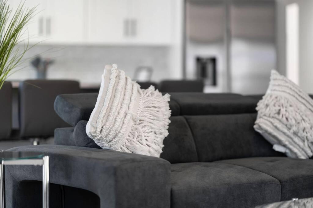 Вилла Luxury Waterfront Haven In Cape Coral - Dog-Friendly Escape With Private Pool Экстерьер фото