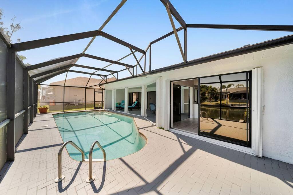 Вилла Luxury Waterfront Haven In Cape Coral - Dog-Friendly Escape With Private Pool Экстерьер фото
