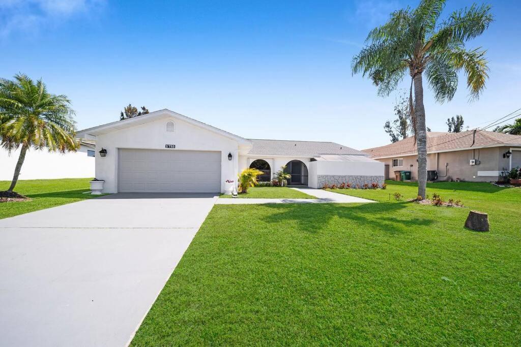 Вилла Luxury Waterfront Haven In Cape Coral - Dog-Friendly Escape With Private Pool Экстерьер фото